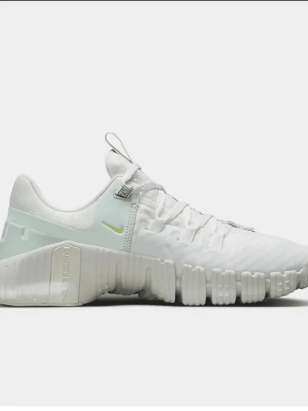 Nike Women's Free Metcon 5 white and Sea Grass Green Size 8 New In Box